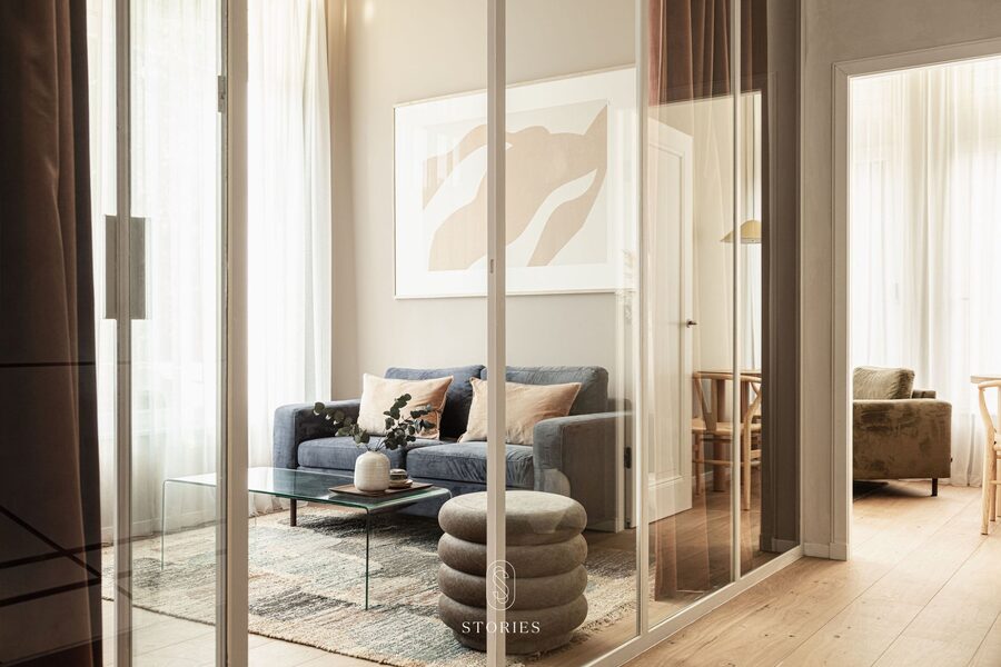 Therapieruimte DirectTherapy Amsterdam met comfortabele bank en kunst