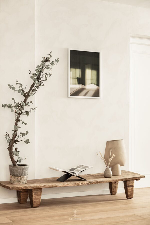 Houten bank met plant en boek