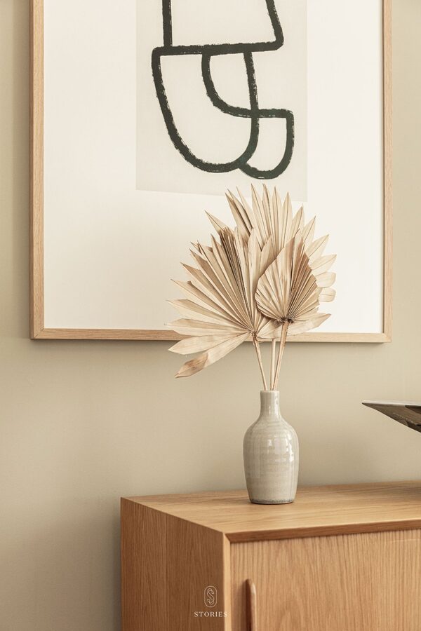 Interieurdetail therapiepraktijk met vaas en kunstwerk