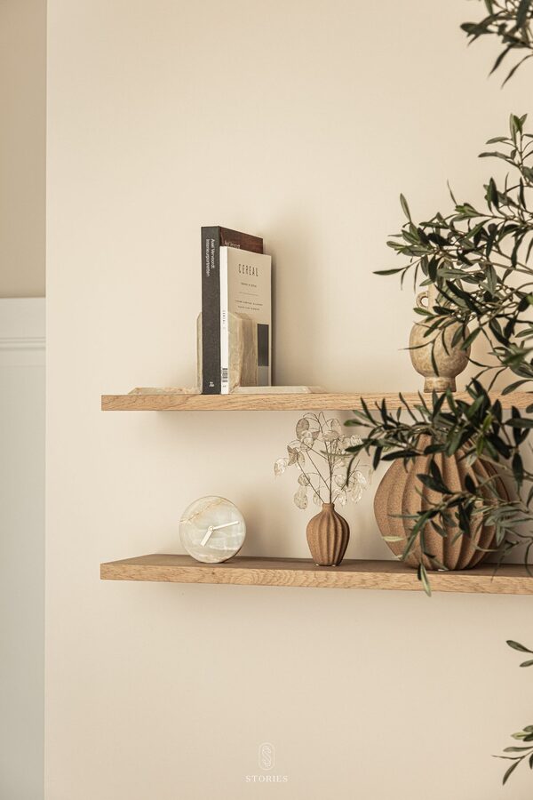 Wandplanken met boeken en planten in wachtruimte