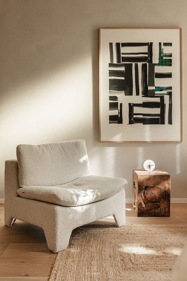 Comfortabele bouclé stoel in therapieruimte DirectTherapy Amsterdam